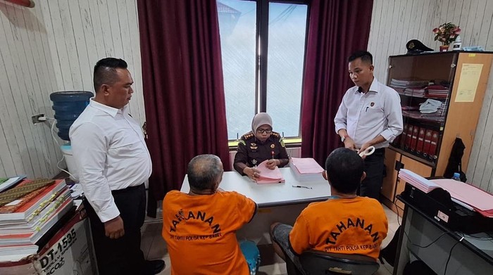 Polisi Limpahkan 2 Tersangka Pengoplos LPG Subsidi ke Kejati Babel