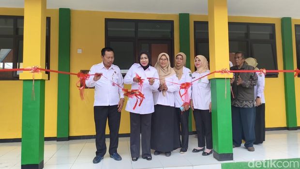 Peresmian 4 ruangan kelas di SDN Sidodadi, Candi, Sidoarjo oleh Wabup Mimik Idayana.