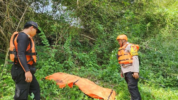 Petugas berhasil menemukan wanita misterius yang nekat loncat ke Sungai Cimanuk, Garut tempo hari dalam keadaan tewas