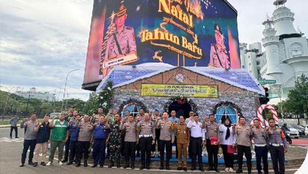 Polda Metro Jaya memberikan penghargaan ke pos terbaik Operasi Lilin Jaya 2025