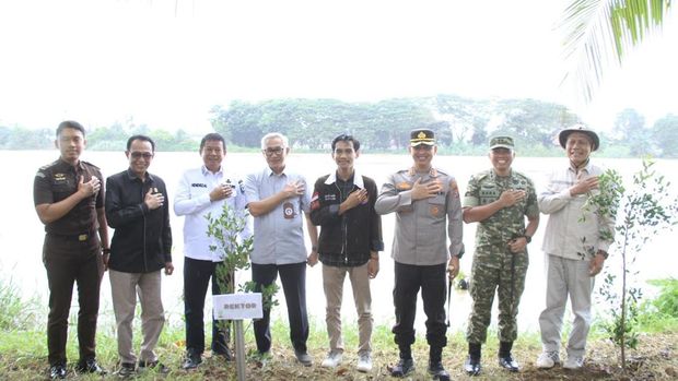 Polisi gandeng mahasiswa tanam pohon di tepian Sungai Indragiri, Inhil