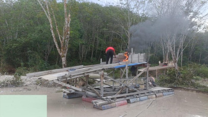 Tambang Emas Ilegal di Kuansing Disikat, Puluhan Rakit PETI Dimusnahkan