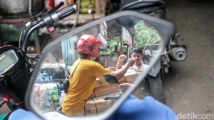 Di balik padatnya Jakarta, terdapat sebuah permukiman sederhana di kawasan Kwitang, Jakarta Pusat, yang dikenal sebagai Kampung Starling. Kampung ini menjadi rumah bagi ratusan pedagang kopi keliling atau starling yang setiap hari menyusuri jalanan ibu kota demi mengais rezeki, Rabu (7/1/2026).