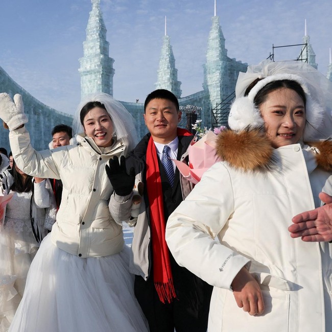 Potret Puluhan Pasangan Menikah di Tengah Suhu Ekstrem