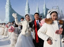 Potret Puluhan Pasangan Menikah di Tengah Suhu Ekstrem