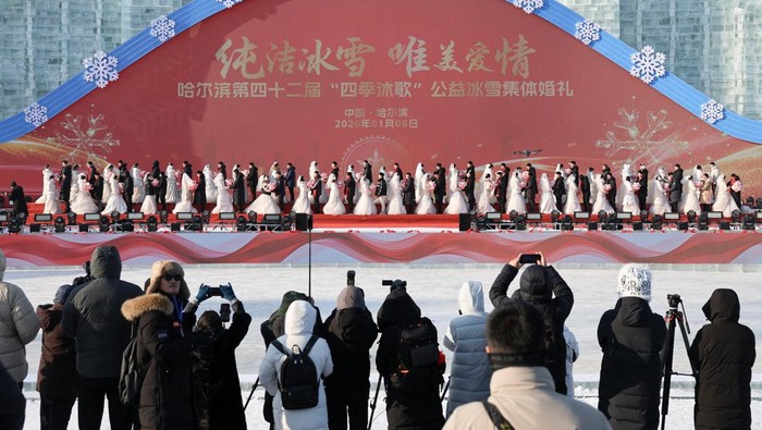 Couples participate in the group wedding ceremony at the annual Harbin International Ice and Snow Sculpture Festival in Harbin, Heilongjiang Province, China, January 6, 2026.  REUTERS/Go Nakamura