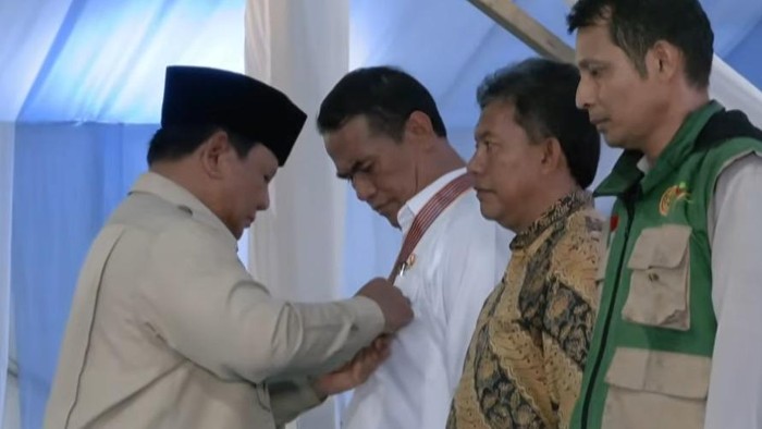 Selain Mentan, Prabowo Juga Beri Tanda Kehormatan ke Petani hingga Kapolres