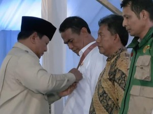 Selain Mentan, Prabowo Juga Beri Tanda Kehormatan ke Petani hingga Kapolres