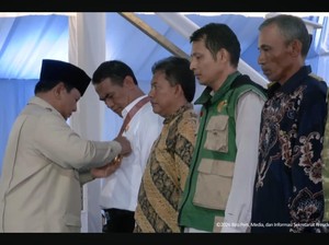 Prabowo Beri Tanda Bintang Jasa Utama ke Mentan