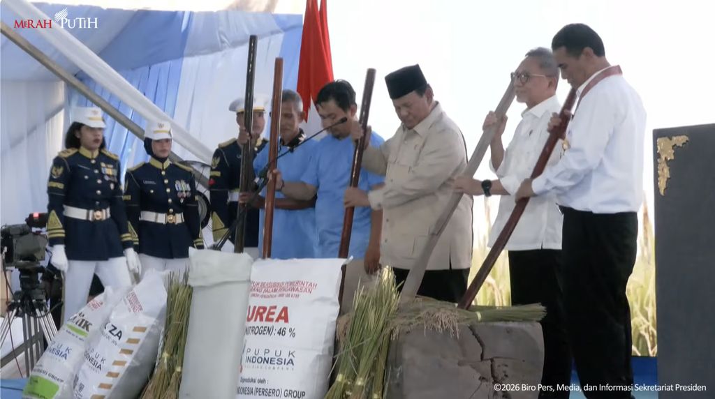 Presiden Prabowo Subianto saat melakukan seremonial dalam Panen Raya dan Pengumuman Swasembada Pangan, Karawang, Jawa Barat, Rabu (7/1/2026). (Tangkapan layar Youtube/Setpres RI)