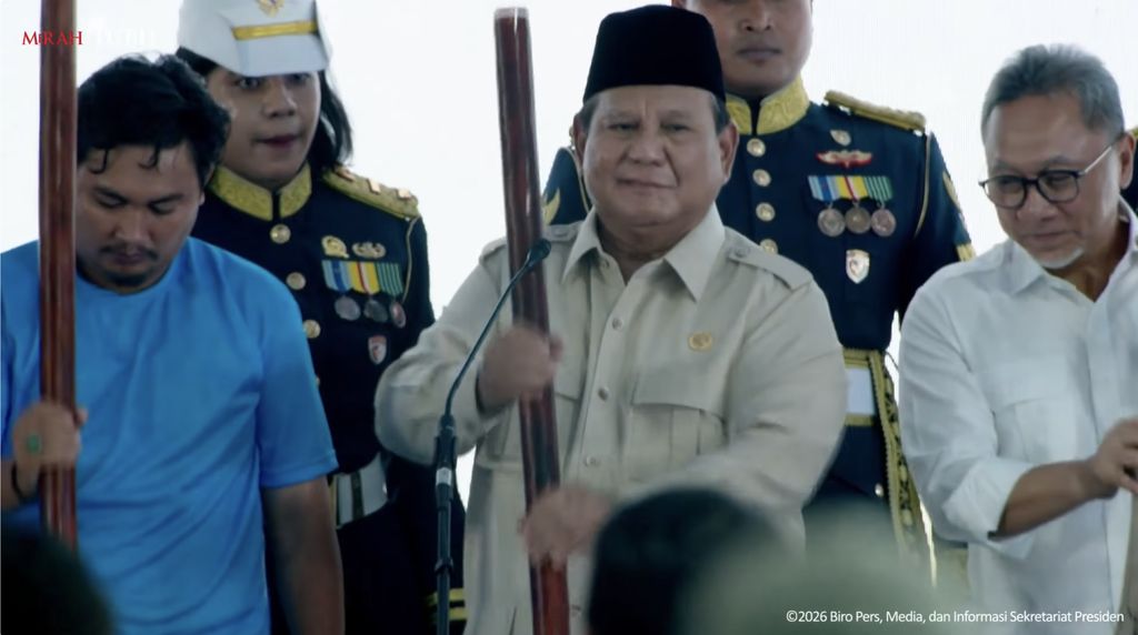Presiden Prabowo Subianto saat melakukan seremonial dalam Panen Raya dan Pengumuman Swasembada Pangan, Karawang, Jawa Barat, Rabu (7/1/2026). (Tangkapan layar Youtube/Setpres RI)