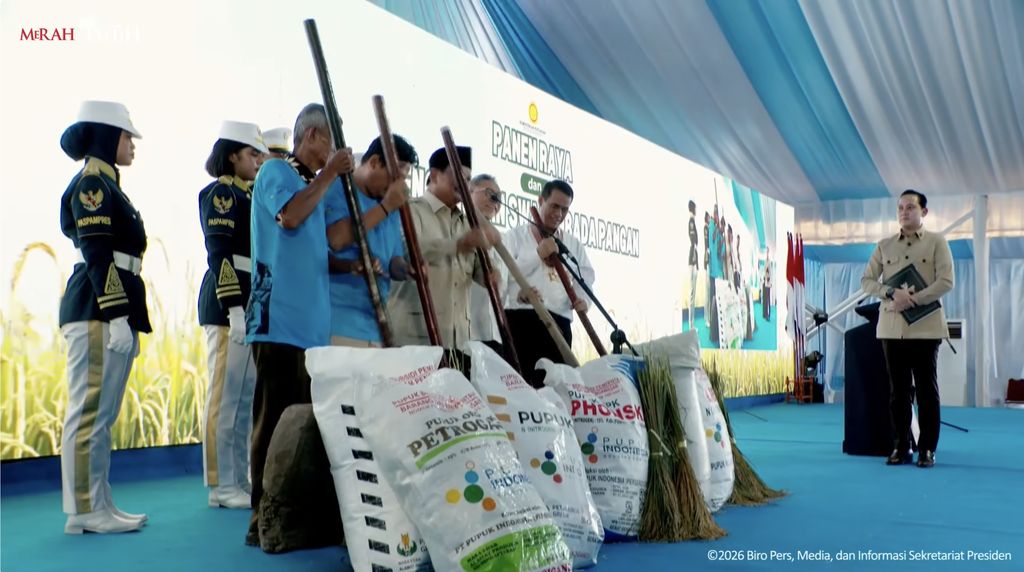 Presiden Prabowo Subianto saat melakukan seremonial dalam Panen Raya dan Pengumuman Swasembada Pangan, Karawang, Jawa Barat, Rabu (7/1/2026). (Tangkapan layar Youtube/Setpres RI)