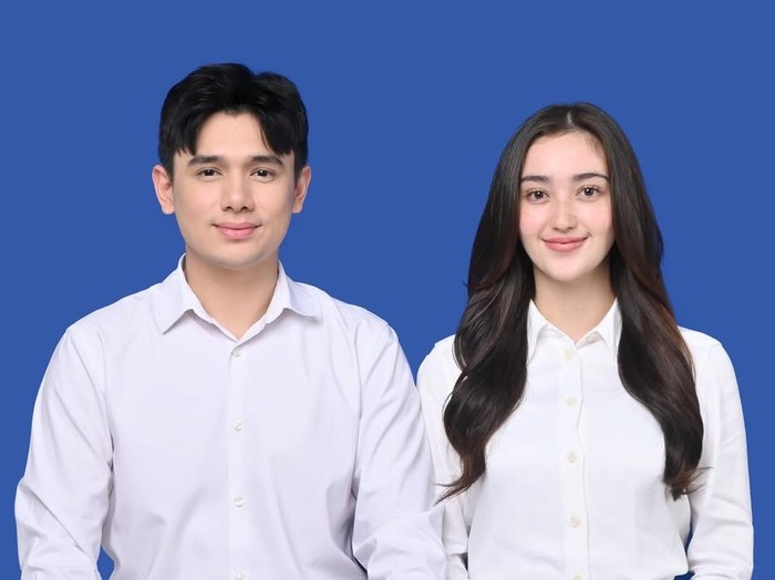 Ranty Maria dan Rayn Wijaya foto dengan background biru.