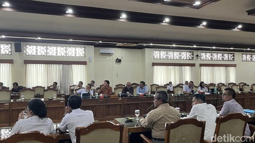 Rapat Dengar Pendapat DPRD Bali bersama PT Pioneer Cement di DPRD Bali, Rabu (7/1/2026).
