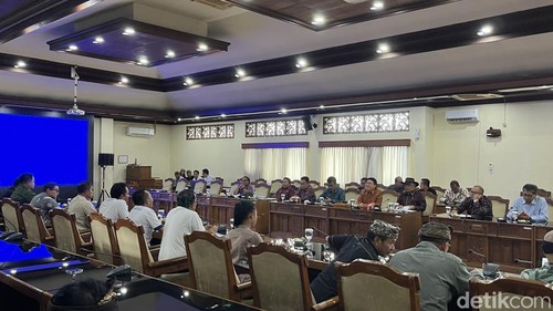 Rapat Dengar Pendapat DPRD Bali bersama PT Jimbaran Hijau dan masyarakat Desa Adat Jimbaran di DPRD Bali, Rabu (7/1/2025).