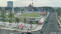 Revitalisasi Alun-alun Sidoarjo menghadirkan berbagai fasilitas baru. Di antaranya area bermain anak, zona olahraga lansia, perpustakaan, hingga area teater terbuka.