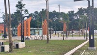 Jalur pedestrian di sekeliling alun-alun pun akan diperlebar dan bisa difungsikan sebagai jogging track. Penataan kabel-kabel di sekitar kawasan juga dilakukan dengan sistem ducting bawah tanah demi mendukung tampilan kawasan yang lebih rapi.