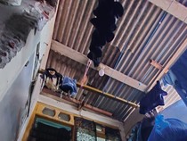 Cerita Dramatis Evakuasi Ibu-Anak Terjebak Rumah Ambrol di Surabaya