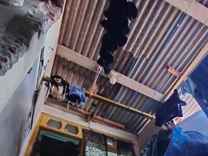 Cerita Dramatis Evakuasi Ibu-Anak Terjebak Rumah Ambrol di Surabaya
