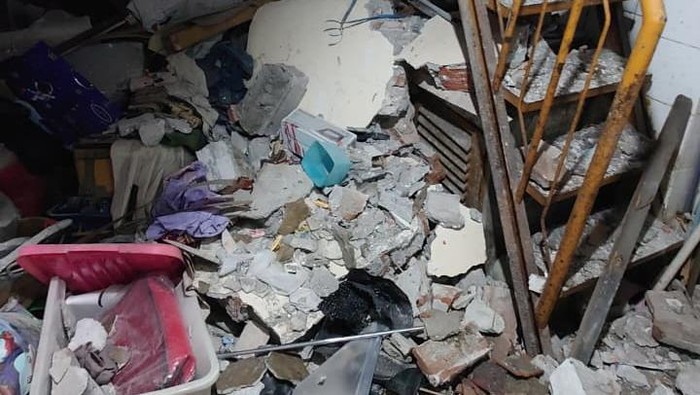 Rumah dua lantai di Surabaya ambrol