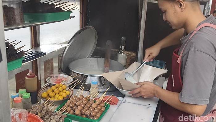 Baru Tahu! Bungkus Bubur Pakai Kertas Nasi di Tasikmalaya