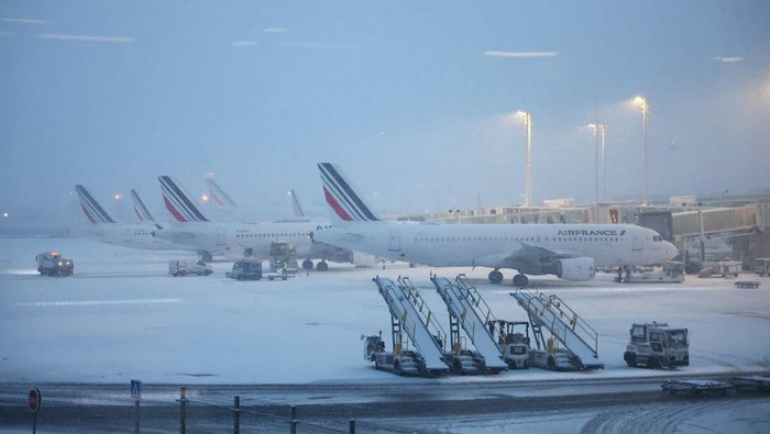 View of Air France planes on the snow-covered tarmac at the Paris CDG Terminal 2F of the Paris-Charles de Gaulle Airport, in Roissy-en-France, near Paris, as winter weather with snow and cold temperatures hits a part of the country, France, January 7, 2026. REUTERS/Abdul Saboor