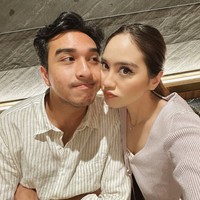 Dalam podcast tersebut Risyad atau yang juga akrab disapa Ohim mengaku tak memperbolehkan Salshabilla untuk menjadi IRT yang hanya di rumah saja. Nggak bisa gue, nggak kuat juga kayaknya. Karena walaupun kita sebagai suami pasti akan selalu melakukan apa yang istri mau, cuma menurut gue nggak make sense aja. Nggak apple to apple gitu loh, dia ngurus rumah, kan bisa diurus sama mba. Jadi menurut gue, kalau misalkan dia emang mau sesuatu gitu, ya dia juga harus usahain untuk bisa dapetin itu. Bukan cuma nyuruh-nyuruh gue doang. Kerja lu yang bener nih, kasih gue duit tiap bulan, gue mau belanja ini ini, kan gue jadi babu ya, terangnya. Foto: Instagram/@salshabillaadr