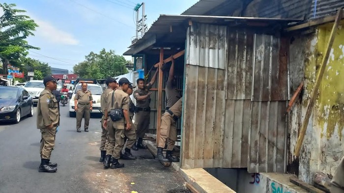 Satpol PP Semarang Bongkar Lapak PKL di Atas Drainase Gajah Raya