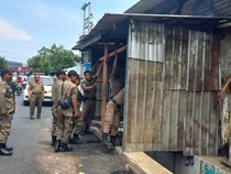 Satpol PP Semarang Bongkar Lapak PKL di Atas Drainase Gajah Raya