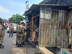 Satpol PP Semarang Bongkar Lapak PKL di Atas Drainase Gajah Raya