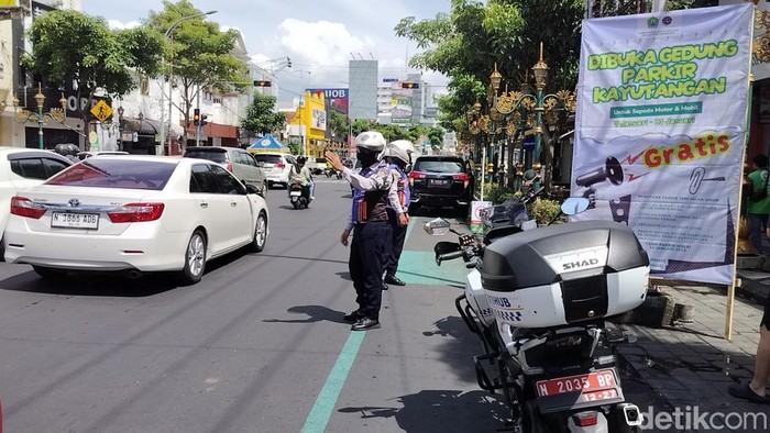 Sosialisasi larangan parkir kendaraan di kawasan Kayutangan Heritage