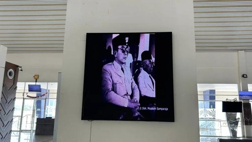 Sultan Bima XIV Muhammad Salahuddin Bima bersama Presiden Soekarno ditampilkan melalui videotron di Bandara Bima, Rabu (7/1/2026). (Dok. Bandara Bima)