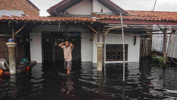Tanggul Sungai Bremi Jebol, Ratusan KK di Pekalongan Terdampak Banjir Warga berjalan melewati depan rumahnya yang tergenang banjir di Pabean, Kota Pekalongan, Jawa Tengah, Rabu (7/1/2026). Banjir setinggi sekitar 50-80 centimeter itu menggenangi perkampungan daerah Pabean yang menyebabkan aktifitas perekonomian dan pendidikan terganggu dengan sebanyak 300 KK terdampak banjir akibat tanggul Sungai Bremi jebol. ANTARA FOTO/Harviyan Perdana Putra