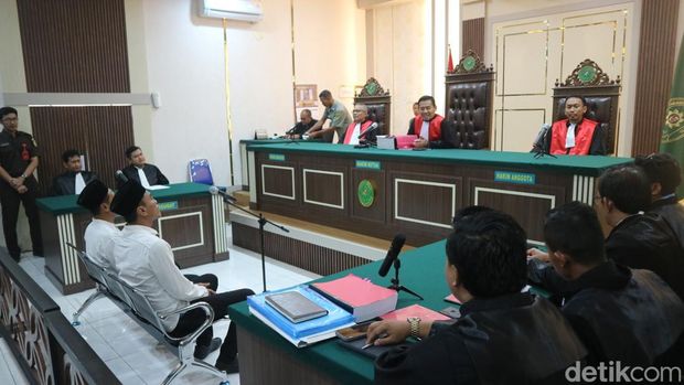 Dua pentolan aktivis Pati, Teguh dan Botok, dalam sidang eksepsi di PN Pati, Rabu (7/1/2026).