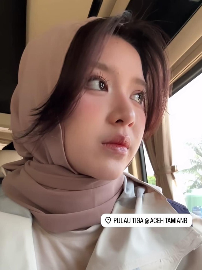 Tiara Andini datang ke Aceh Tamiang untuk memberikan bantuan.