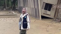 Tiara Andini berkeliling melihat kondisi lokasi. Dia melihat sebuah rumah yang posisinya tidaklah wajar karena diterjang lumpur. Saat menginjakkan kaki di dekat rumah tersebut, Tiara dibuat kaget. Ternyata yang dia pijak adalah lumpur yang masih setinggi mata kakinya. Foto: Instagram @tiaraandini / @kitabisacom
