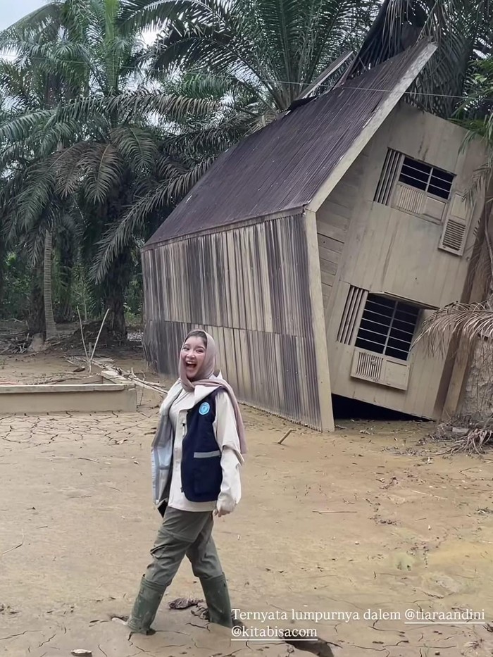Tiara Andini datang ke Aceh Tamiang untuk memberikan bantuan.