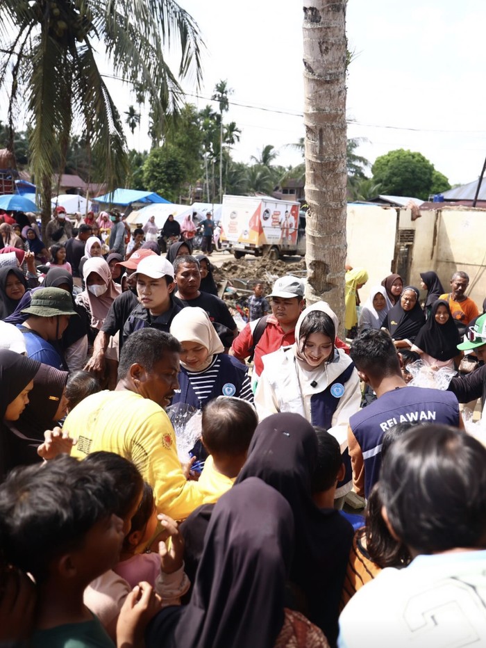 Tiara Andini datang ke Aceh Tamiang untuk memberikan bantuan.