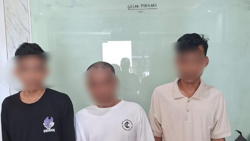 Tiga sekawan di Lingsar, Lombok Barat ditangkap karena  mengedar sabu, Selasa (6/1/2026). (Foto : Dok Polresta Mataram/detikBali).