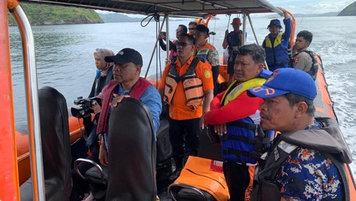 Tim SAR gabungan melakukan pencarian korban KM Putri Sakinah yang tenggelam di perairan Labuan Bajo, Manggarai Barat, NTT, Rabu (7/1/2026). (Foto: Dok. Basarnas Maumere)