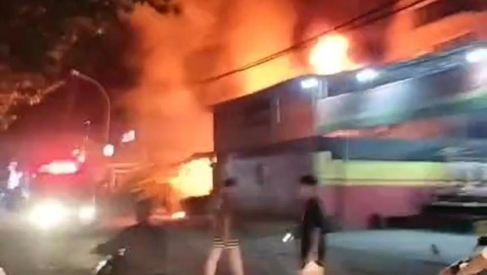 Toko Ban Mobil di Gresik Terbakar, Warga Berhamburan Panik