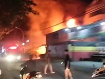 Video Toko Ban Mobil di Gresik Terbakar, Petugas Berjibaku Padamkan Api