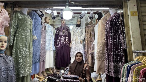 Toko Nafiza. 'Gamis Bini Orang' sedang tren di toko ini (Rachma Indira/detikcom)