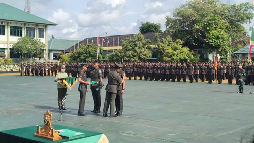 Upacara kelulusan ratusan Bintara Dikmaba Infanteri TNI AD dan Diktuba TNI AD di Rindam IX/Udayana, Desa Banjar Anyar, Kecamatan Kediri, Tabanan, Rabu (7/1/2026). (Krisna Pradipta/detikBali)