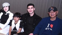 Venna Melinda Berduka, Lagi Liburan Dapat Kabar Ayah Meninggal