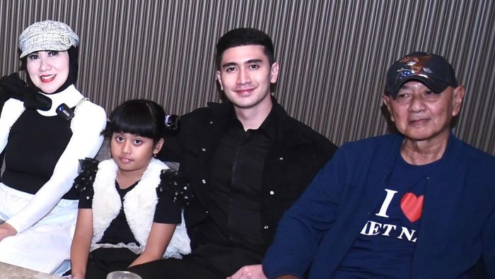 Venna Melinda Berduka, Lagi Liburan Dapat Kabar Ayah Meninggal