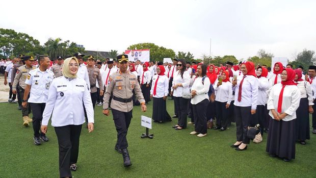 Wali Kota Kendari Siska Karina Imran mengukuhkan 976 ketua RT/RW.