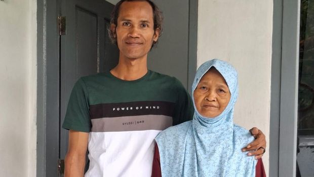 Mohammad Zainuddin berfoto dengan san ibu.