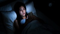 Susah Terlelap di Malam Hari? Screentime Dulu Ternyata Aman Kok, Ini Alasannya