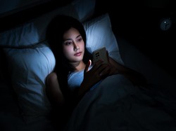 Susah Terlelap di Malam Hari? Screentime Dulu Ternyata Aman Kok, Ini Alasannya